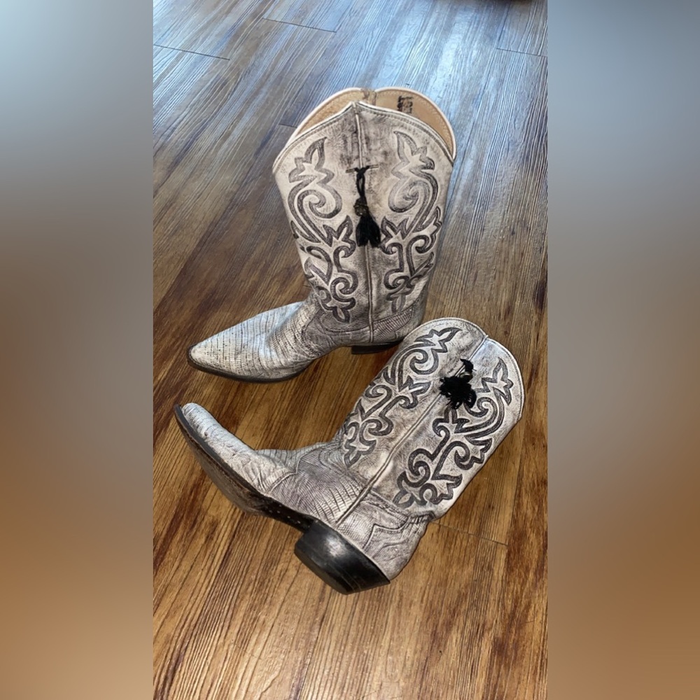 Justin Snip Toe Cowboy Boots